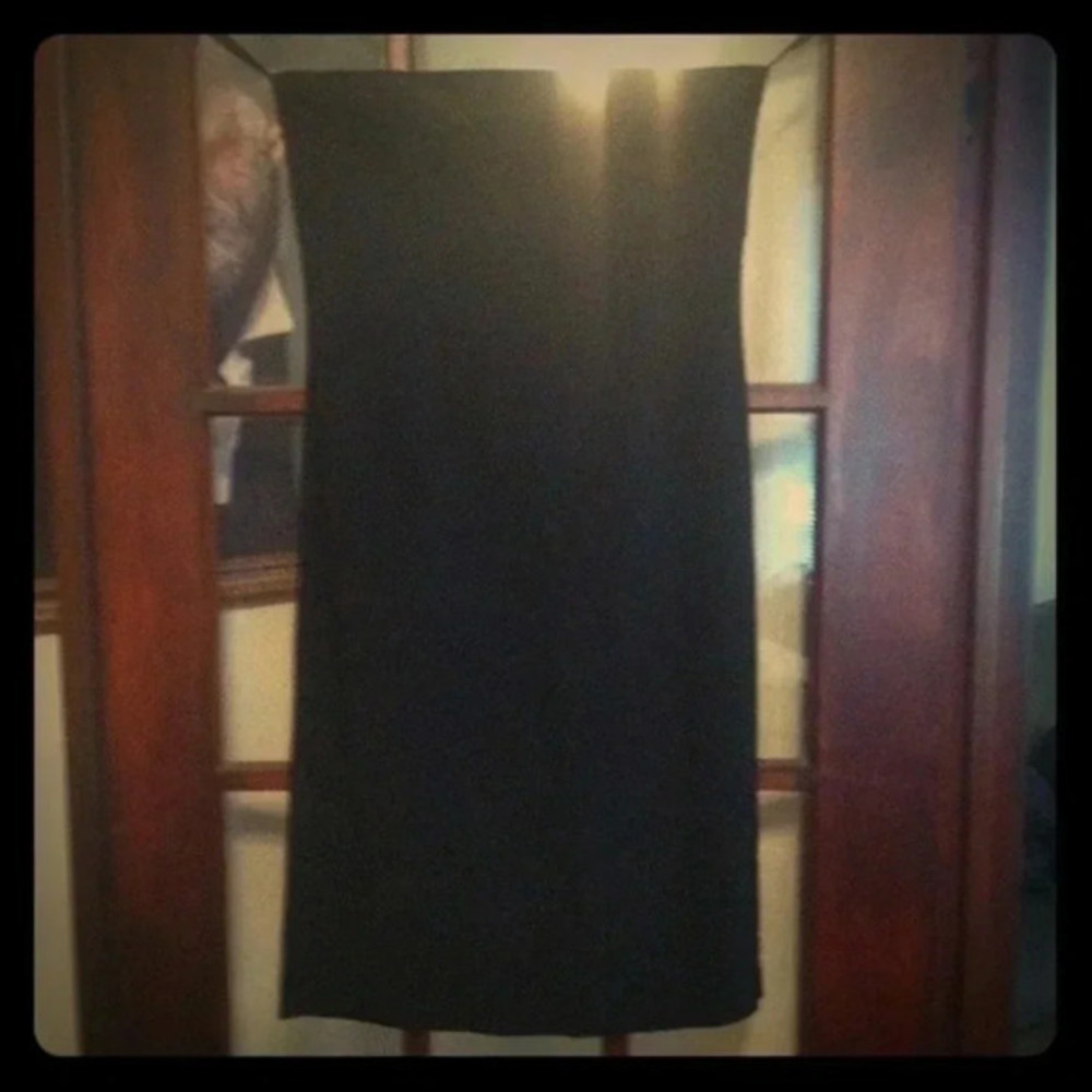 Form fitting, black, strapless dress(;